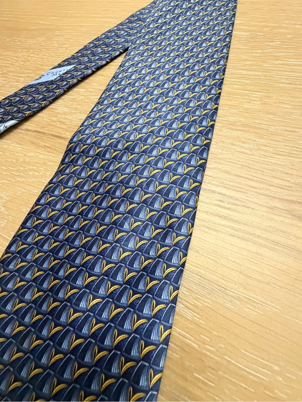 Classic Blue Patterned Silk Tie with Subtle Gold Motif - Picture 4 of 6